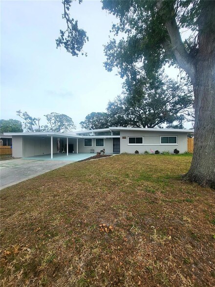 2001 32nd St W, Bradenton, FL 34205