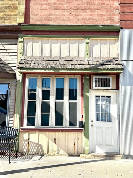 307 W Main St, La Porte City, IA 50651