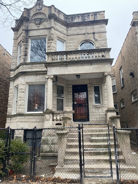 3827 W Monroe St, Chicago, IL 60624