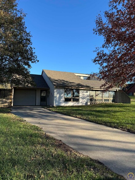 5618 SW Reeder St, Topeka, KS 66604