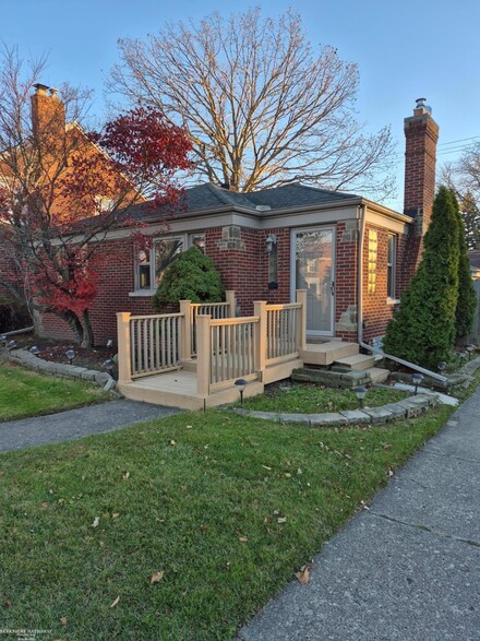 1931 Norwood Dr, Grosse Pointe Woods, MI 48236