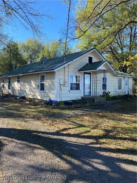 1011 W 6th St, Waldron, AR 72958