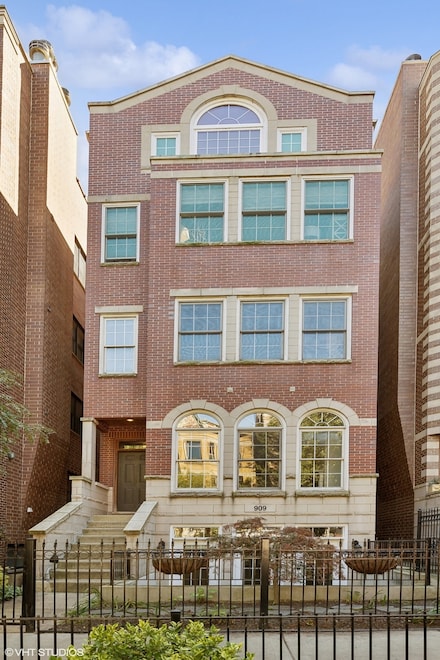 909 W Roscoe St Unit 1, Chicago, IL 60657