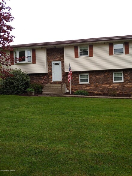 36 Hilltop Dr, Scott Township, PA 18447
