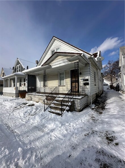 32 Peckham St, Rochester, NY 14621