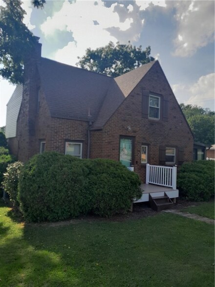 17 Herbst Rd, Coraopolis, PA 15108