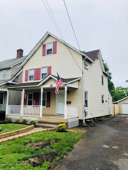 18 Water St, Englishtown, NJ 07726