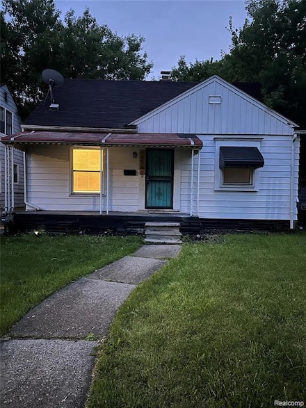 19146 Kingsville St, Harper Woods, MI 48225