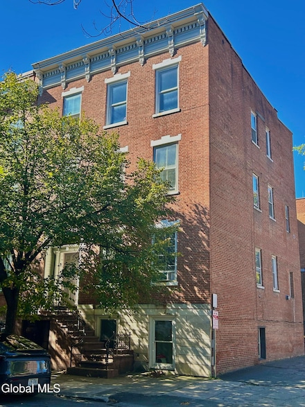 35 1st St, Troy, NY 12180