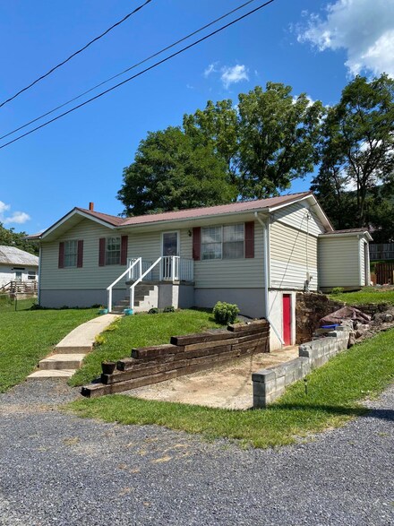 1411 Staunton St, Selma, VA 24474