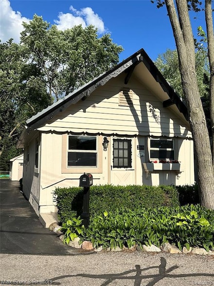 2049 Willow Beach St, Keego Harbor, MI 48320