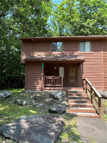 211 Falls Cir, Bushkill, PA 18324