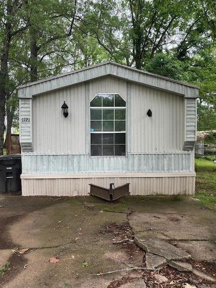 1721 Leonard Dr, Jacksonville, AR 72076