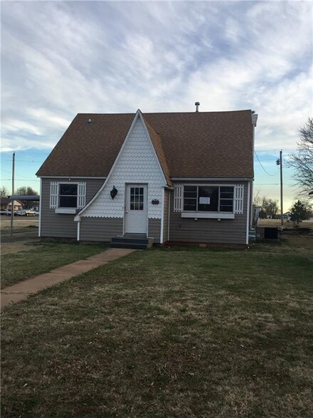 516 E Cavalry St, Cordell, OK 73632