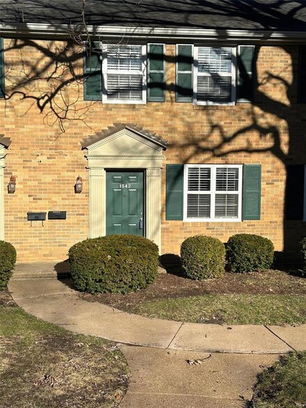 1542 Swallow Dr, Saint Louis, MO 63144
