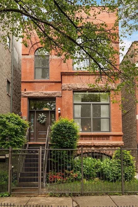 1850 W Superior St, Chicago, IL 60622