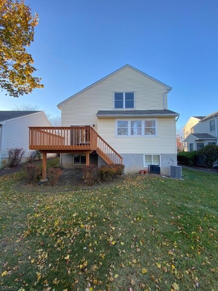 16 Mountain View Ct, Hamburg, NJ 07419