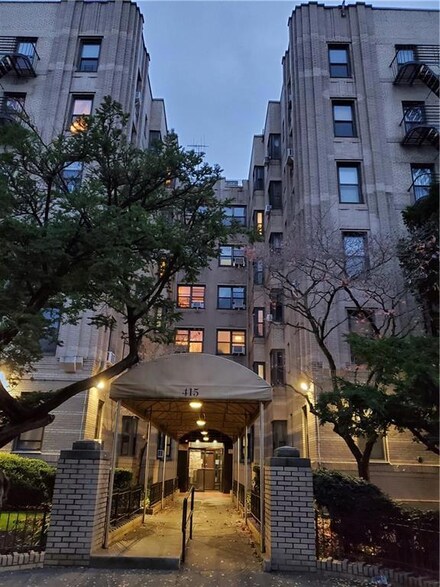 415 Ocean Pkwy Unit 3H, Brooklyn, NY 11218
