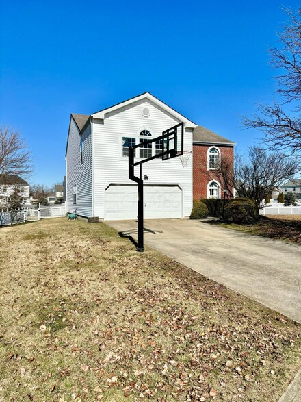 106 Cool Spring Ct, Pickerington, OH 43147