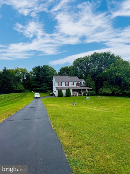 22 Windy Knoll Dr, Royersford, PA 19468