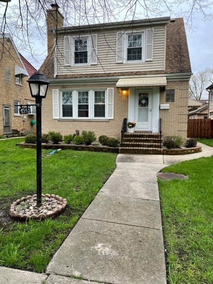 4943 Estes Ave, Skokie, IL 60077