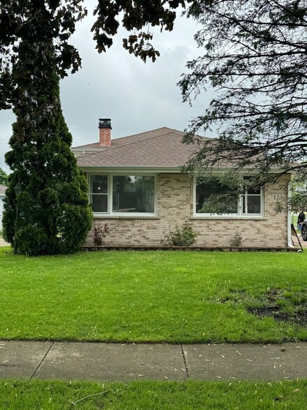 123 E Forest Ave, West Chicago, IL 60185