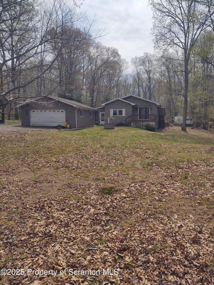 107 White Oak Dr, Hunlock Creek, PA 18621