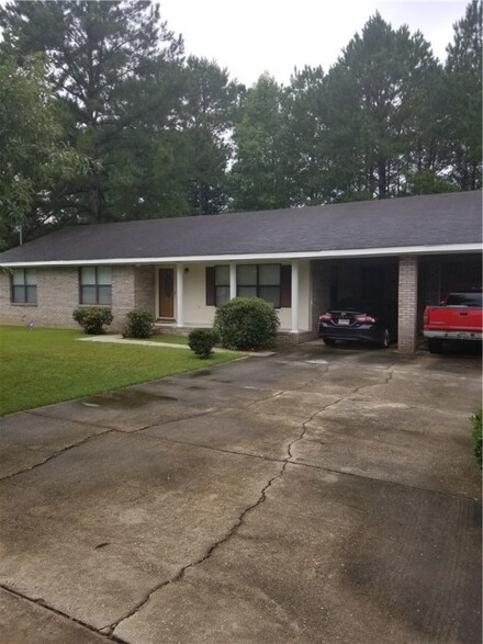 802 Howard P Carter Dr, Tuskegee, AL 36083
