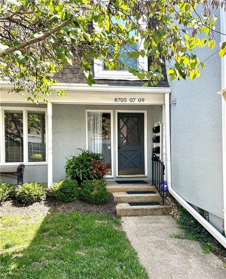 8707 Riggs Ln, Overland Park, KS 66212