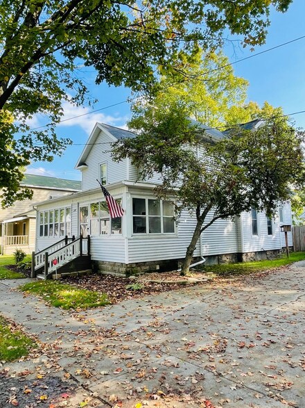 315 W Burr Oak St, Centreville, MI 49032