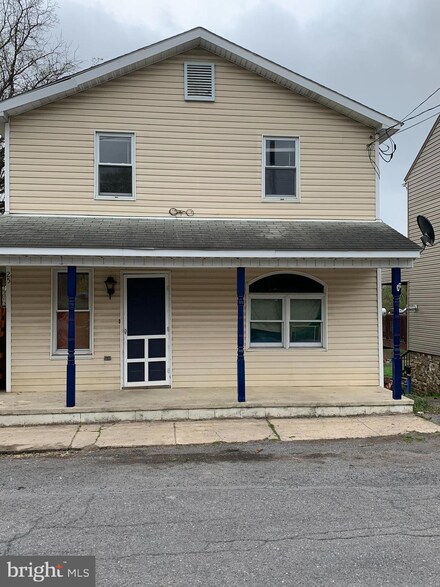 25 1st St, Port Royal, PA 17082