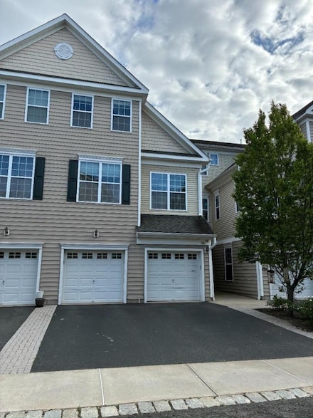 16 Swing Bridge Ln, South Bound Brook, NJ 08880