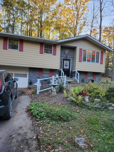 3118 Ogontz Dr, Pocono Lake, PA 18347