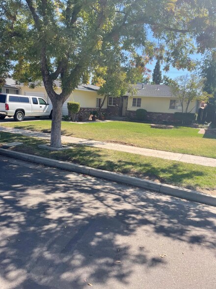 3824 E Andrews Ave, Fresno, CA 93726