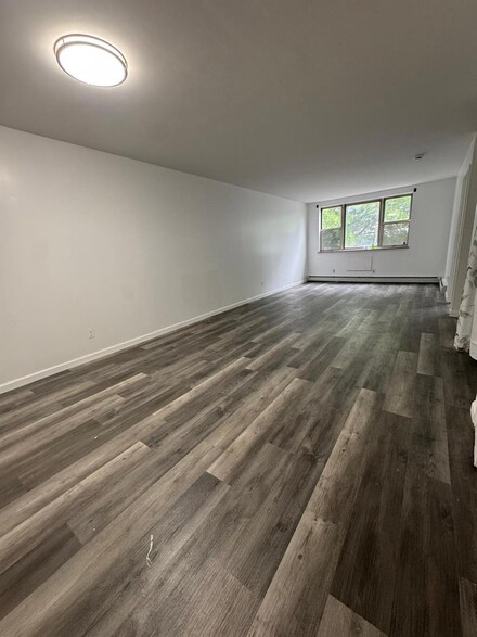 9504 104th St, Ozone Park, NY 11416