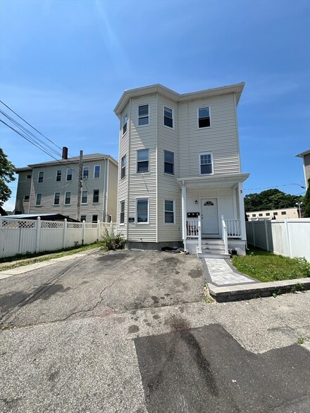 3 S Crystal St, Worcester, MA 01603