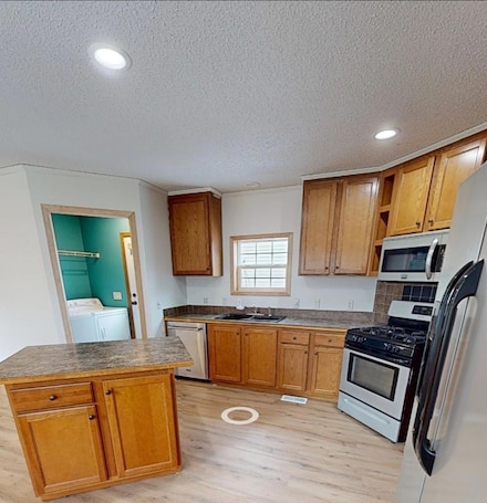 90 Michelle Ave, Chaska, MN 55318