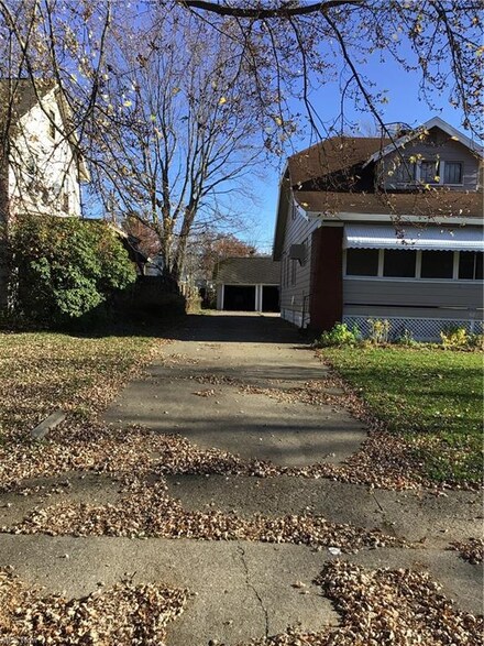 821 Woodbine Ave SE, Warren, OH 44484
