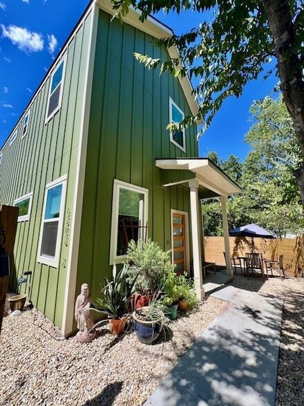 6202 Palm Cir Unit 2, Austin, TX 78741