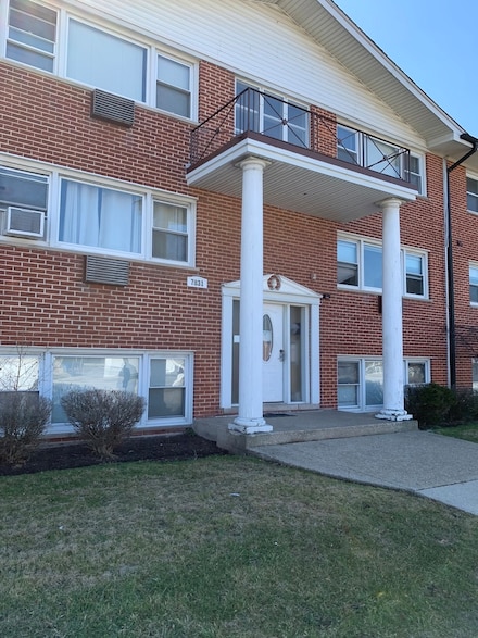 7831 43rd St Unit 4A, Lyons, IL 60534
