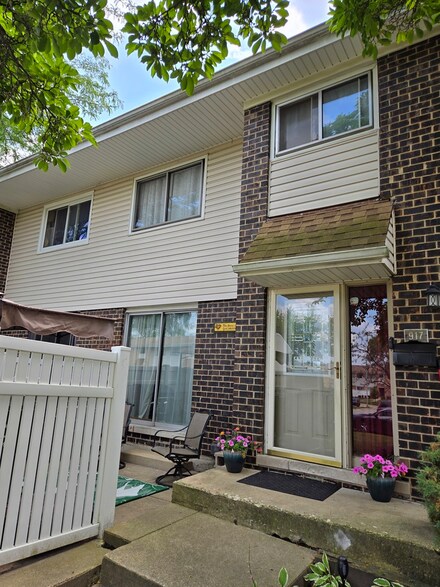 917 White Oak Ln Unit 2, University Park, IL 60484