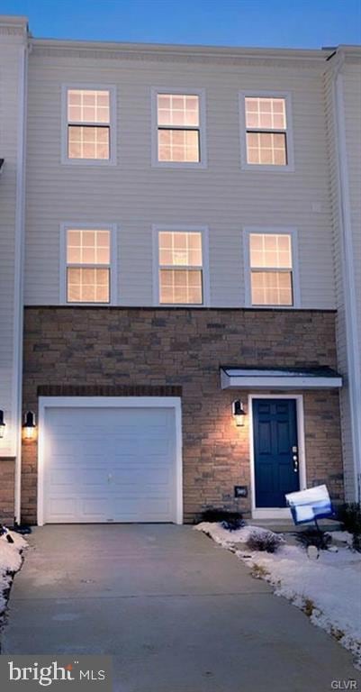 8328 Alexander Ct, Breinigsville, PA 18031