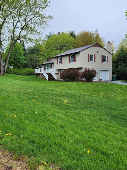 7 Mcallister Dr, Pleasant Valley, NY 12569