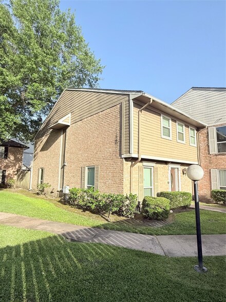9398 Beechnut St, Houston, TX 77036
