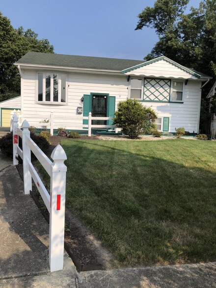 906 Stump Ln, Springfield, OH 45506