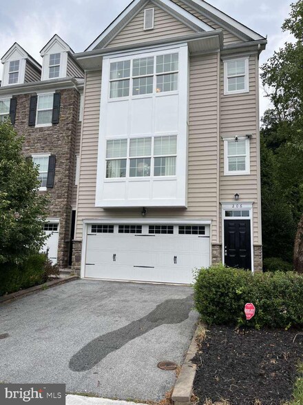 206 W General Grey Ct, Newark, DE 19702