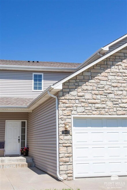 802 Oakbrook Place, Manhattan, KS 66503