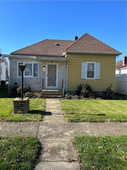 429 4th St, Illiopolis, IL 62539