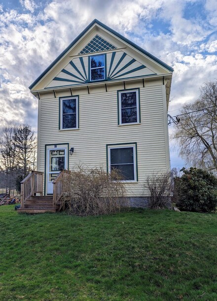 49 Pine St, Waldoboro, ME 04572