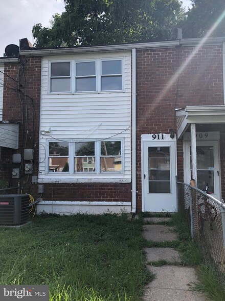 911 Niagara Ct, Halethorpe, MD 21227